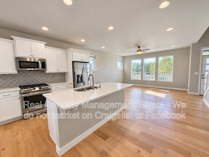 712 Blackstone Ln - Photo 3 of 22