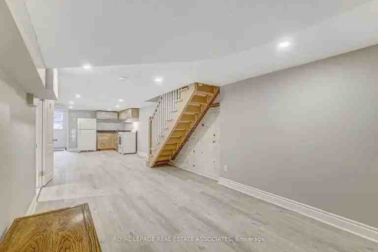 274 Ossington Ave - Photo 6 of 15