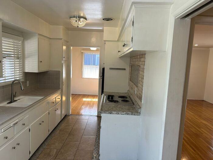 1926 W 15th St - Photo 4 of 21