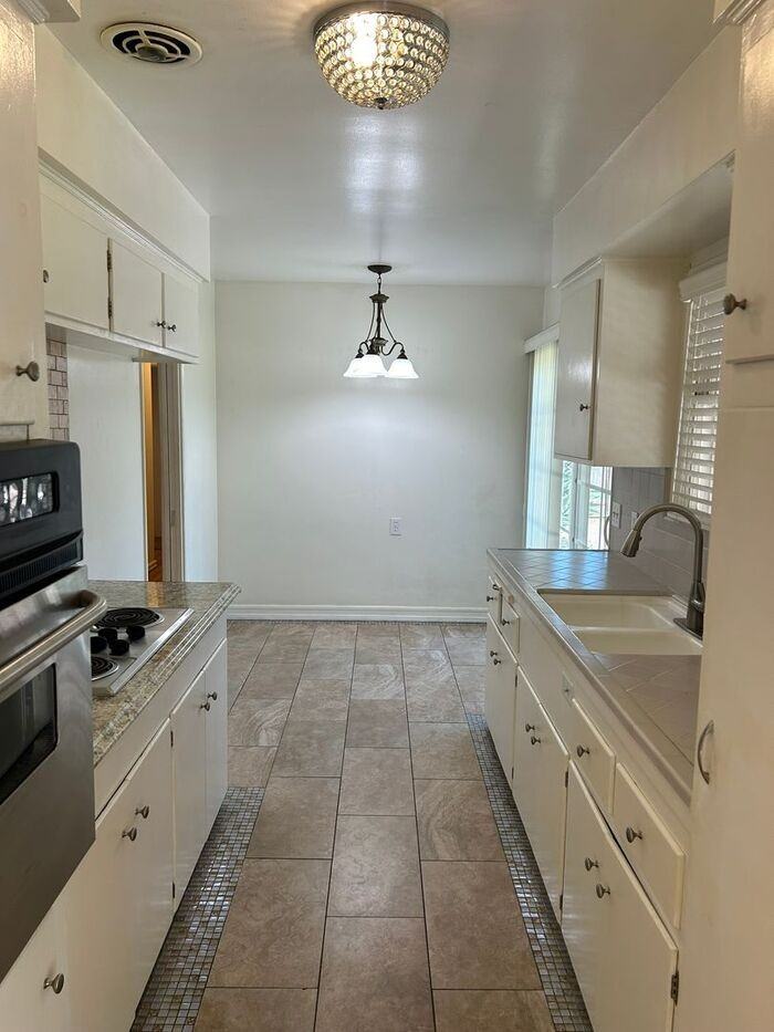 1926 W 15th St - Photo 5 of 21
