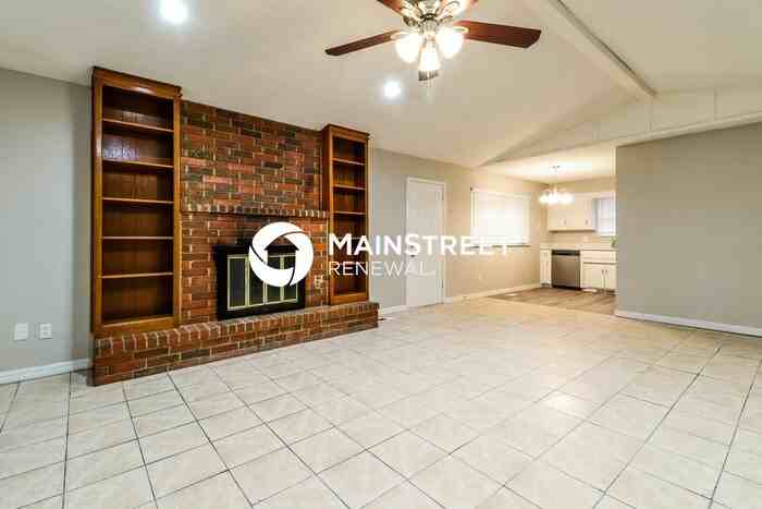 829 N Robinson Ave - Photo 4 of 16
