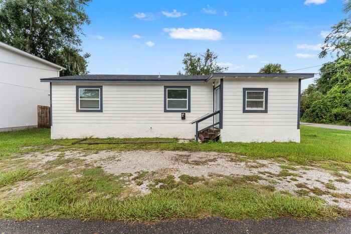 637 Blodgetts Ln - Photo 2 of 20