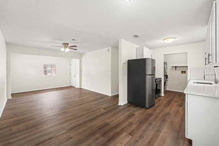 637 Blodgetts Ln - Photo 7 of 20