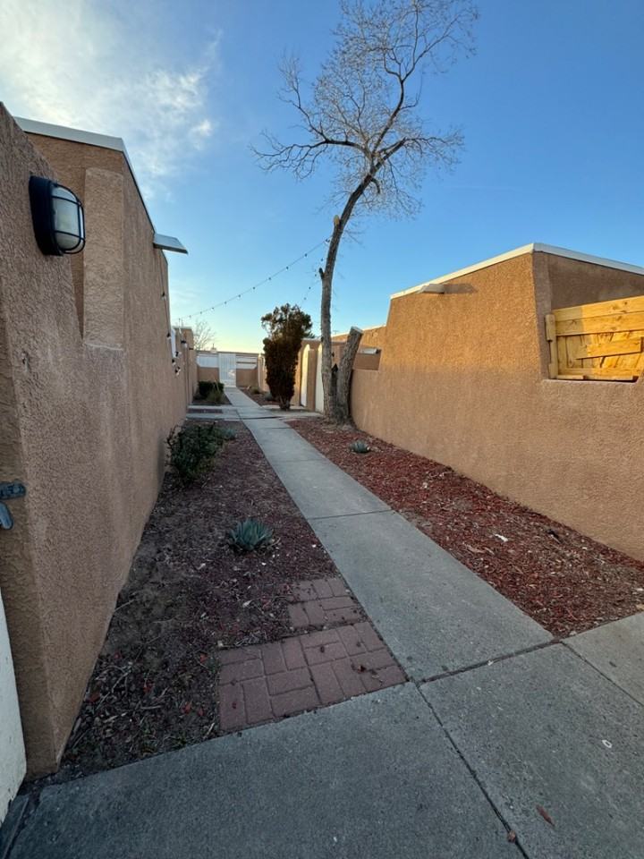 920 San Pedro Drive Southeast - Photo 4 of 35