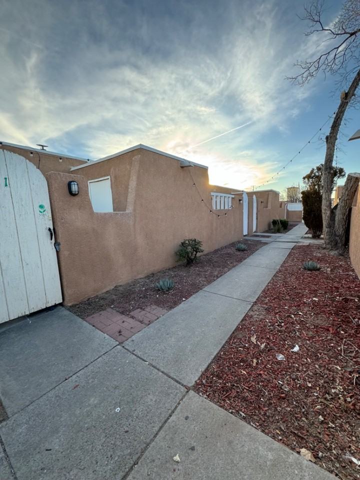 920 San Pedro Drive Southeast - Photo 5 of 35