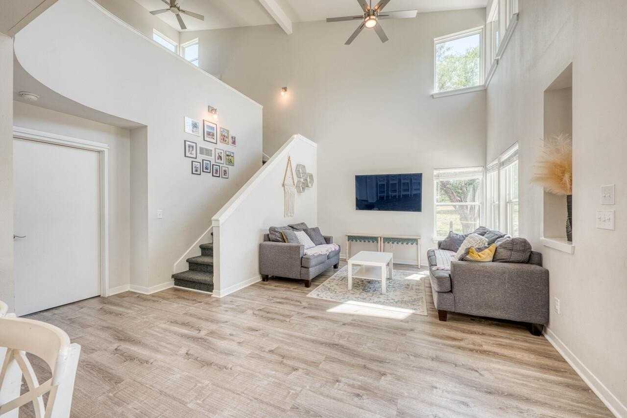 847 Pecan Ln - Photo 4 of 23