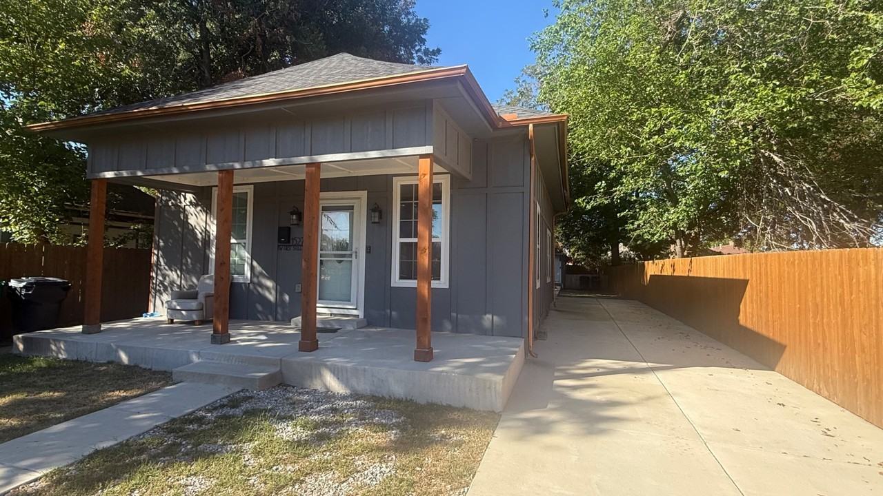 1527 NW 1st St - Photo 2 of 10
