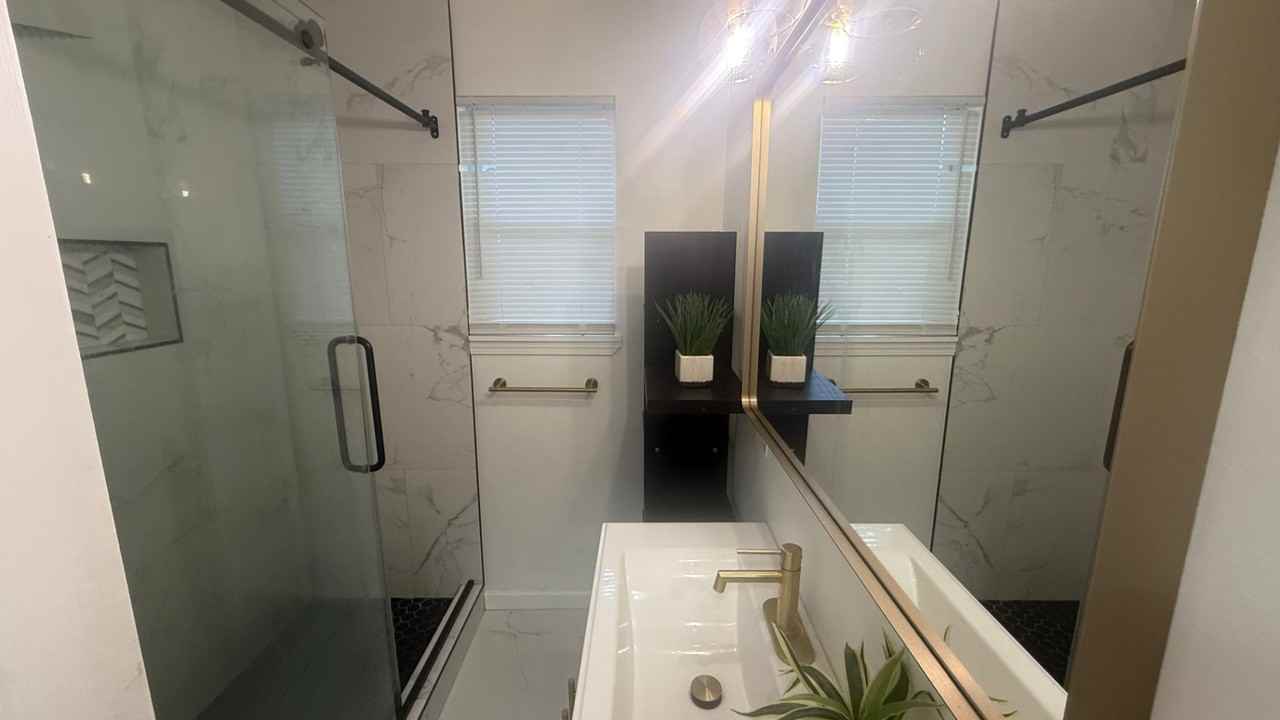 1527 NW 1st St - Photo 5 of 10