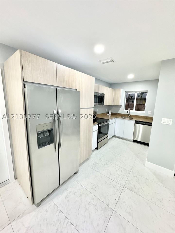 930 Nw 2nd St - Photo 6 of 32