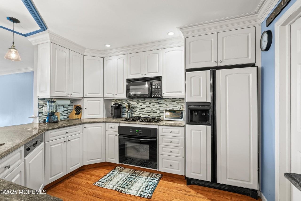 210 Ashley Ave - Photo 7 of 32