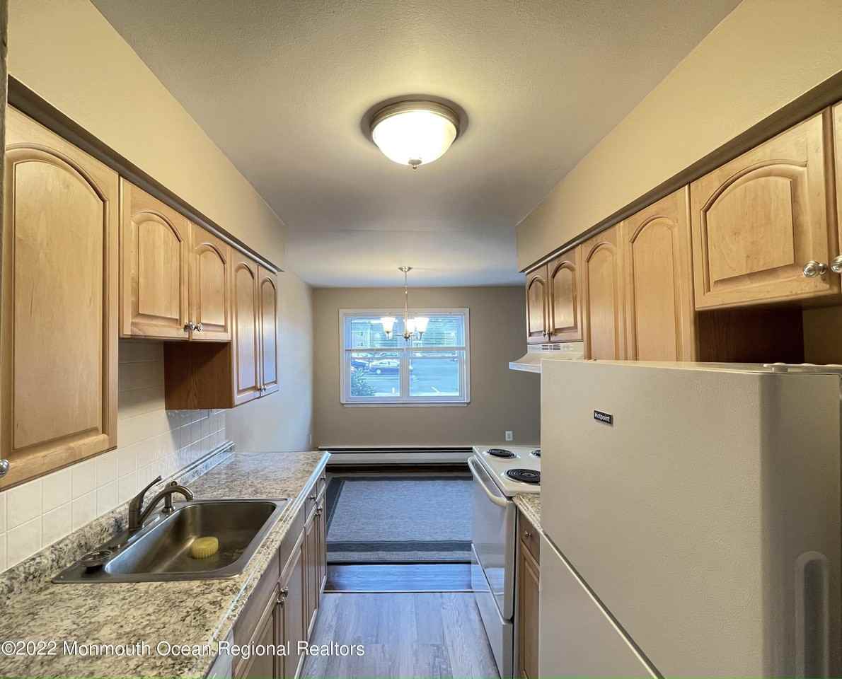 35 Manchester Ct #B - Photo 4 of 17