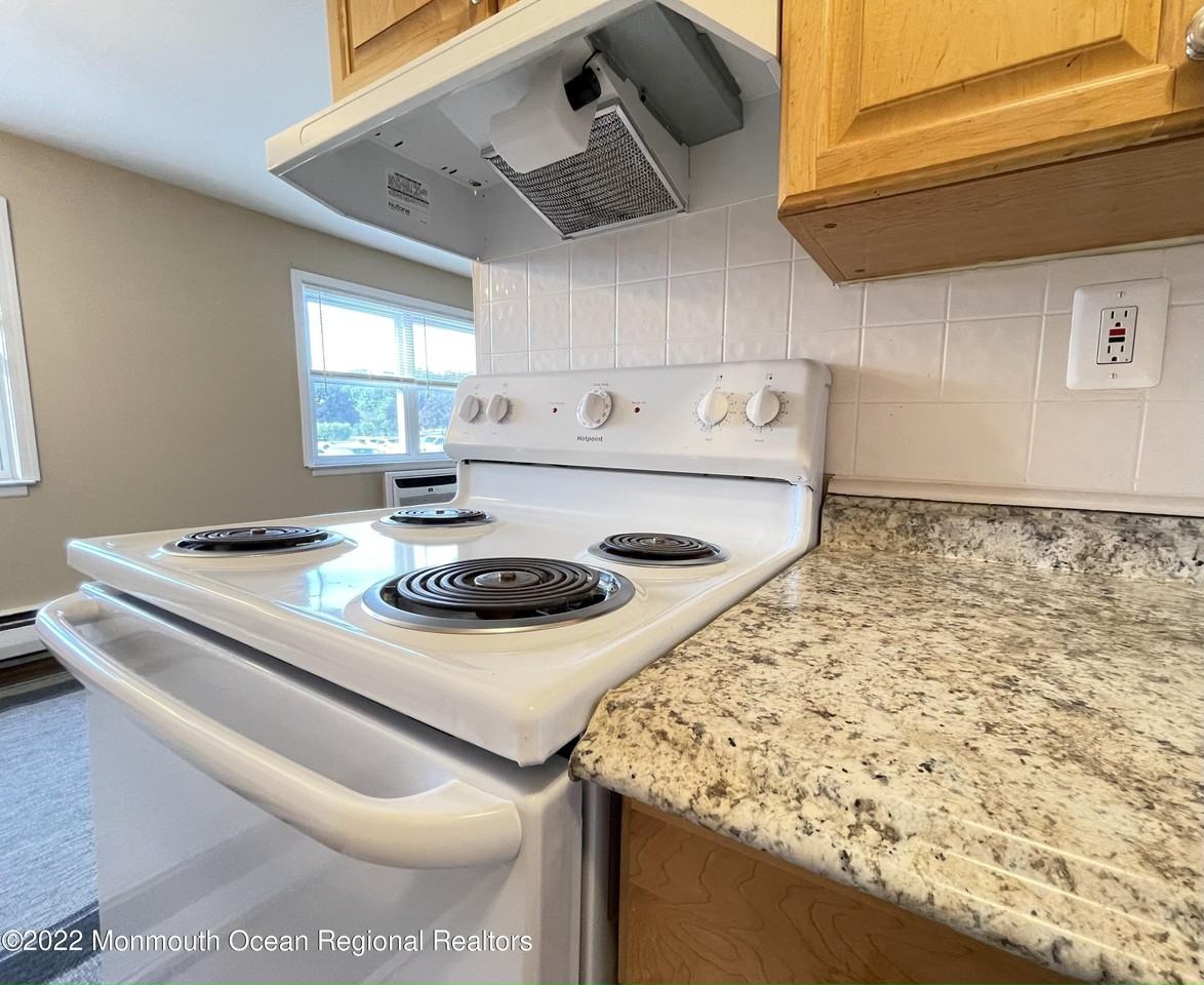 35 Manchester Ct #B - Photo 6 of 17
