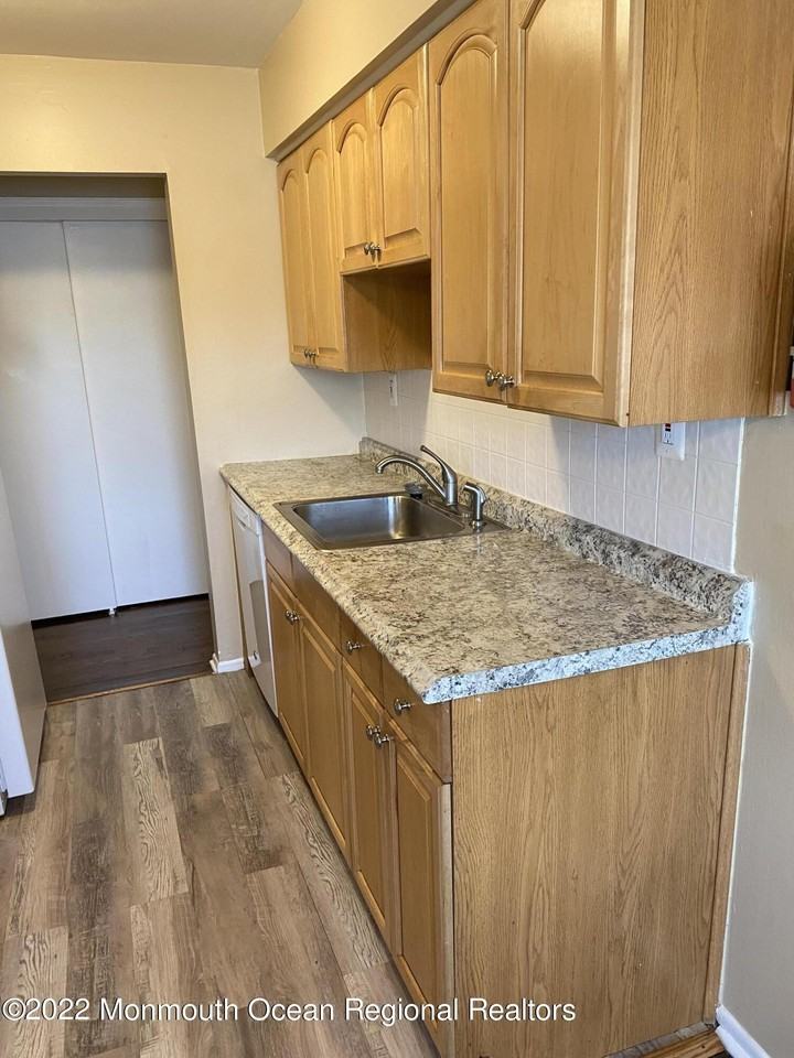 35 Manchester Ct #B - Photo 7 of 17