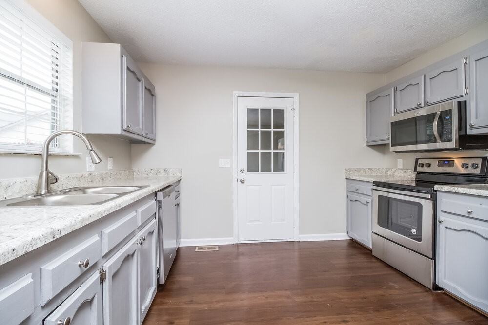 1207 Woods Edge Dr - Photo 7 of 15