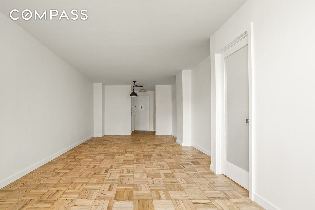 61 Jane St #4P - Photo 3 of 9