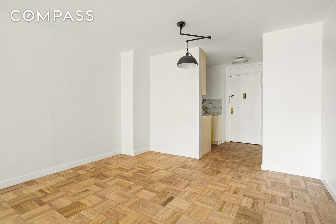 61 Jane St #4P - Photo 4 of 9