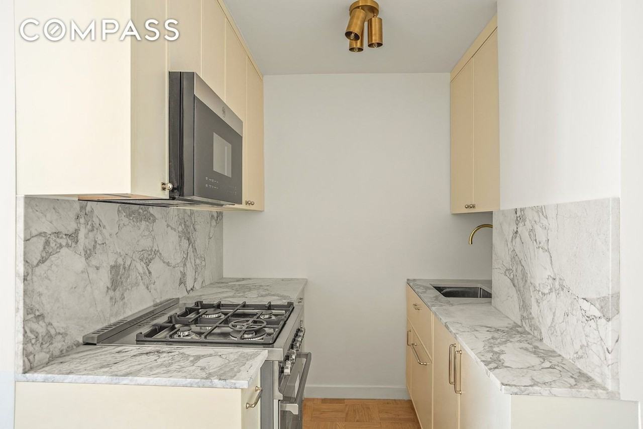61 Jane St #4P - Photo 5 of 9
