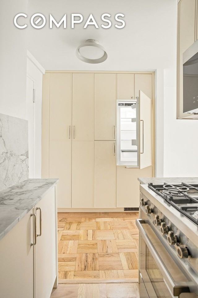 61 Jane St #4P - Photo 6 of 9