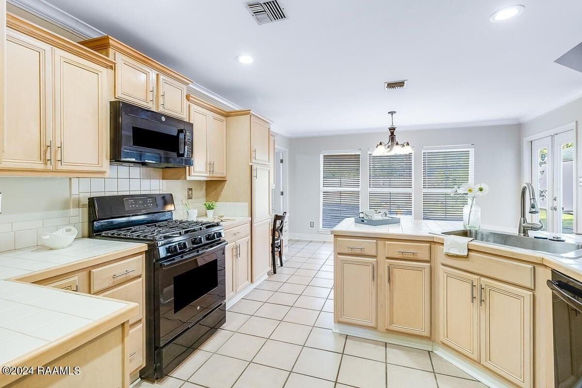 408 Crest Cir - Photo 4 of 16