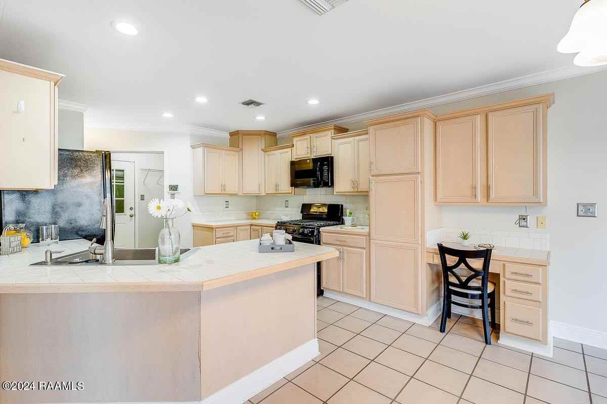 408 Crest Cir - Photo 5 of 16