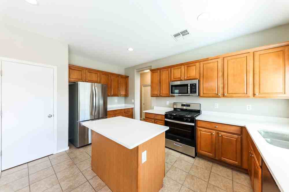 9433 W Hubbell St - Photo 7 of 17