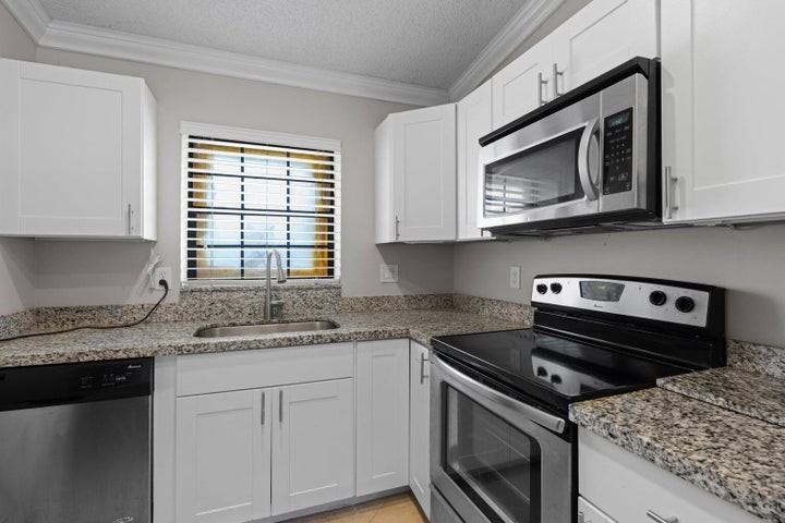 2600 Greenwood Terrace - Photo 4 of 8