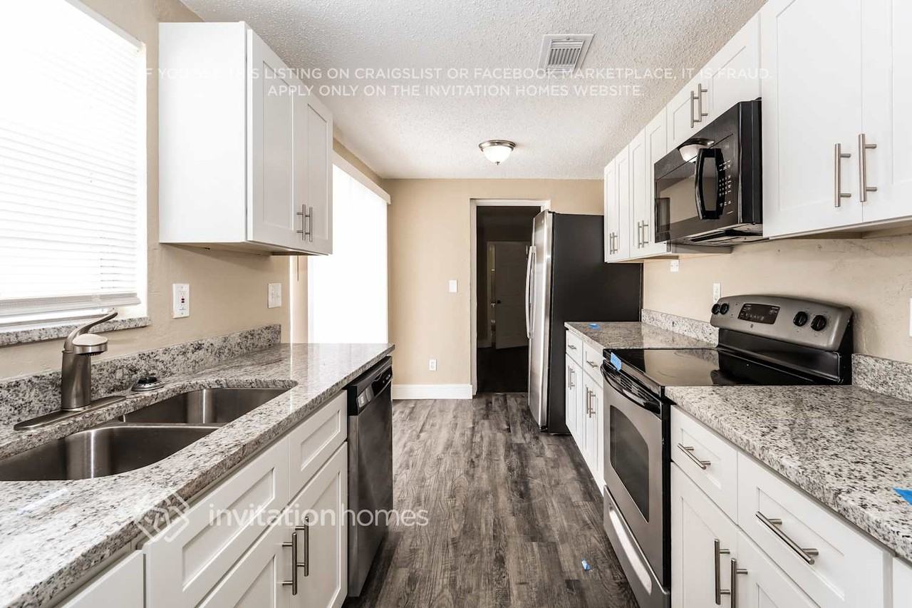 8205 Olivewood Pl - Photo 5 of 15