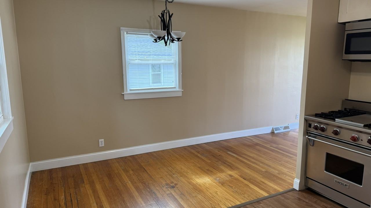 915 28th St - Photo 5 of 22