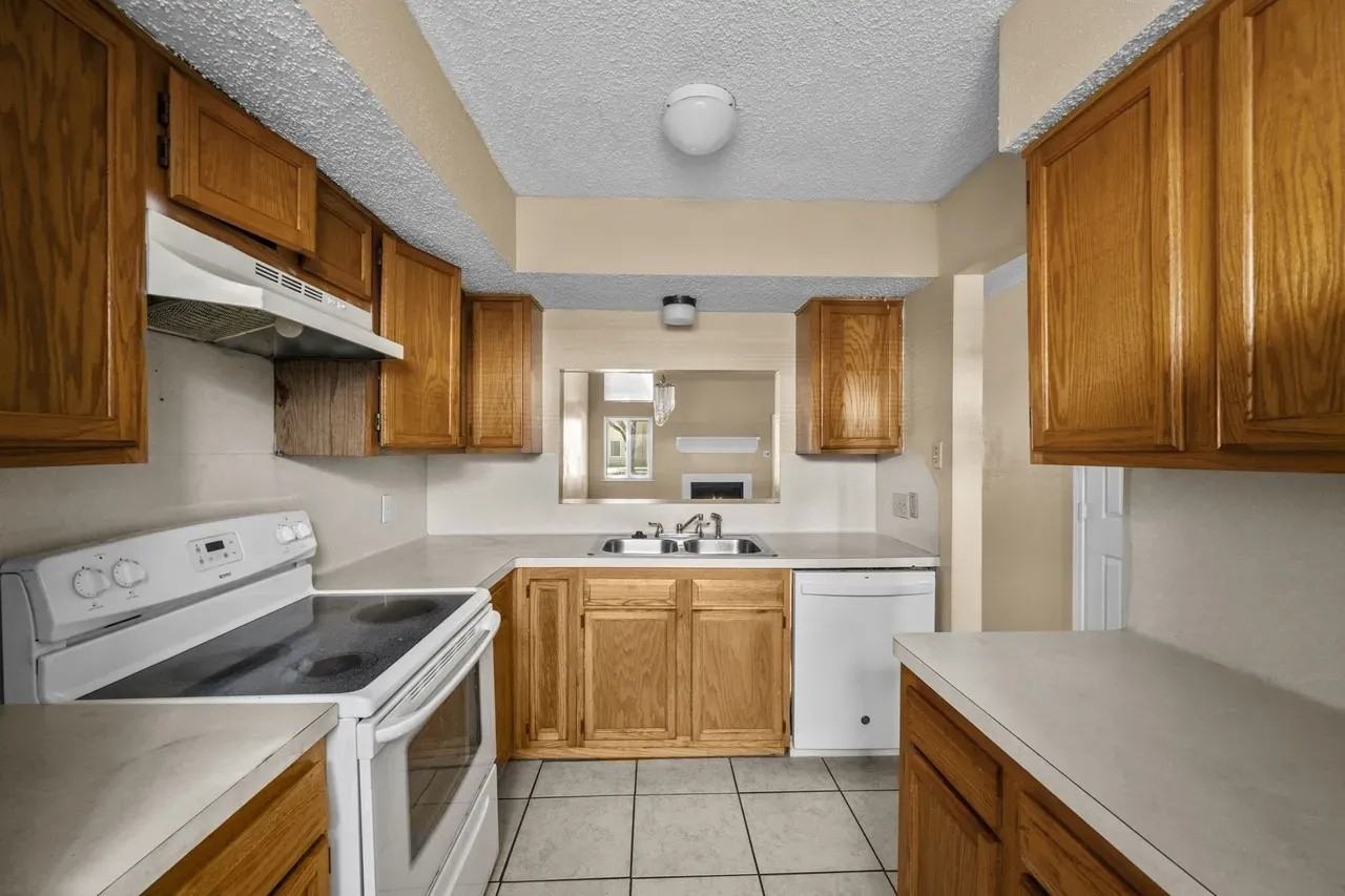 2137 Shiveley Cir - Photo 2 of 17