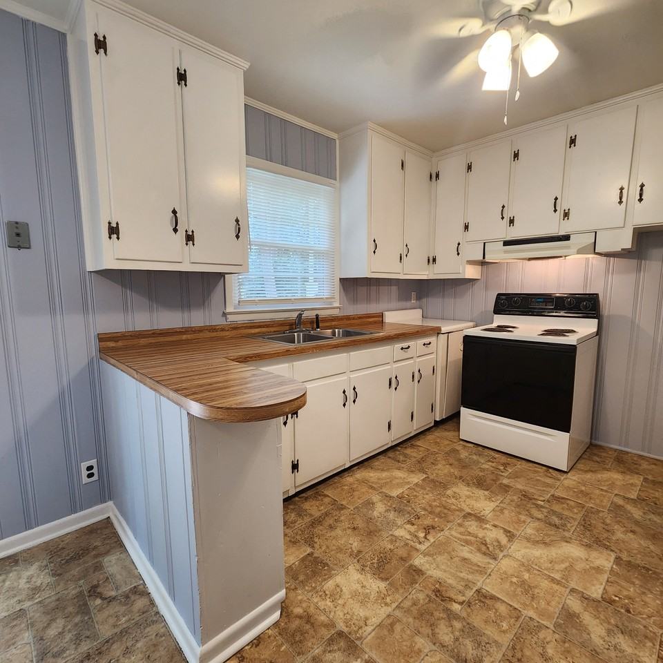 2210 12th Ave - Photo 4 of 10