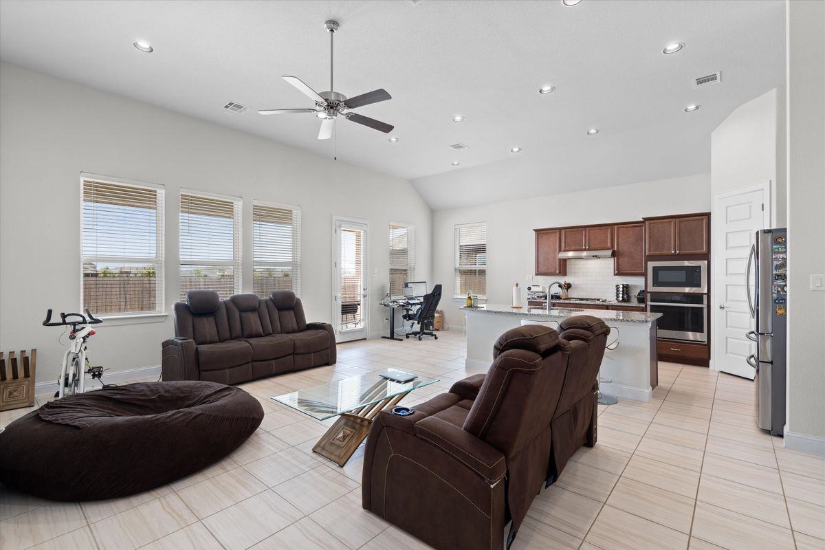 17211 Calipatria Ln - Photo 2 of 16