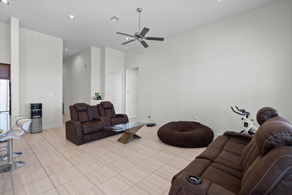 17211 Calipatria Ln - Photo 3 of 16