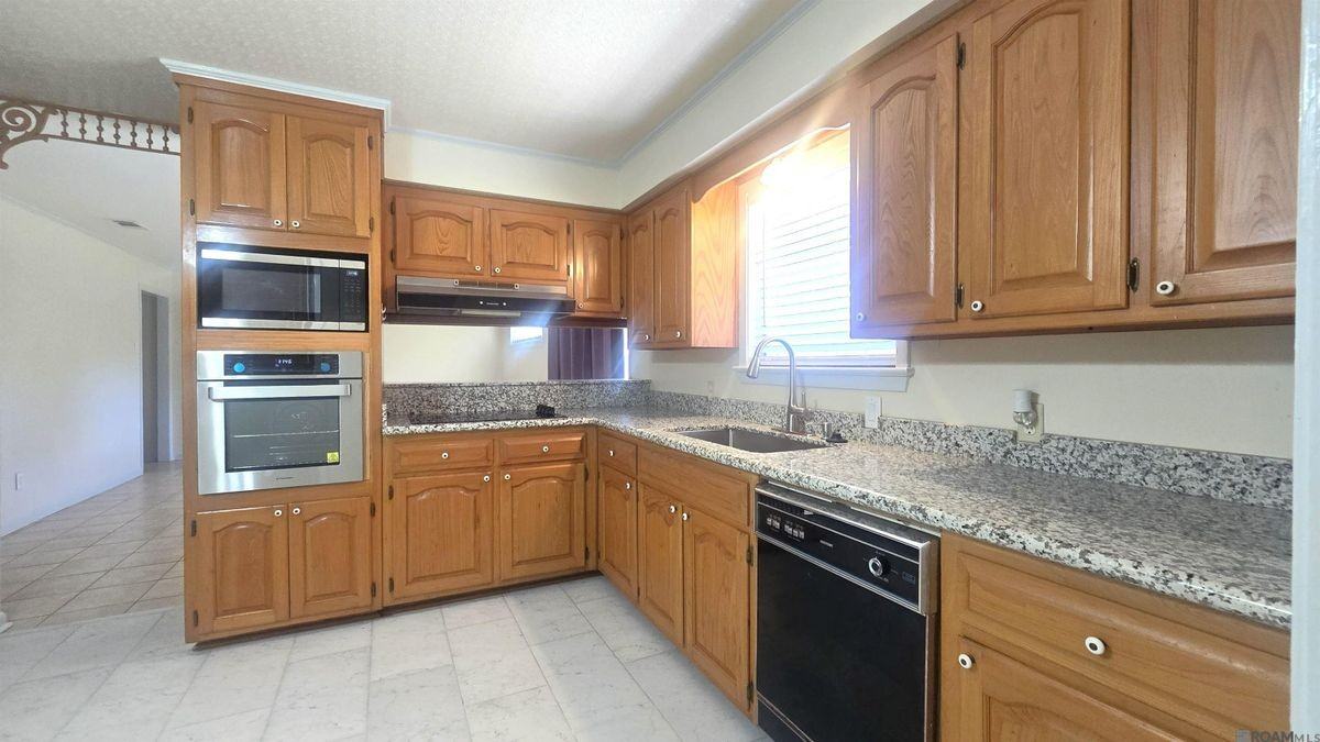 11566 Mollylea Dr - Photo 7 of 37