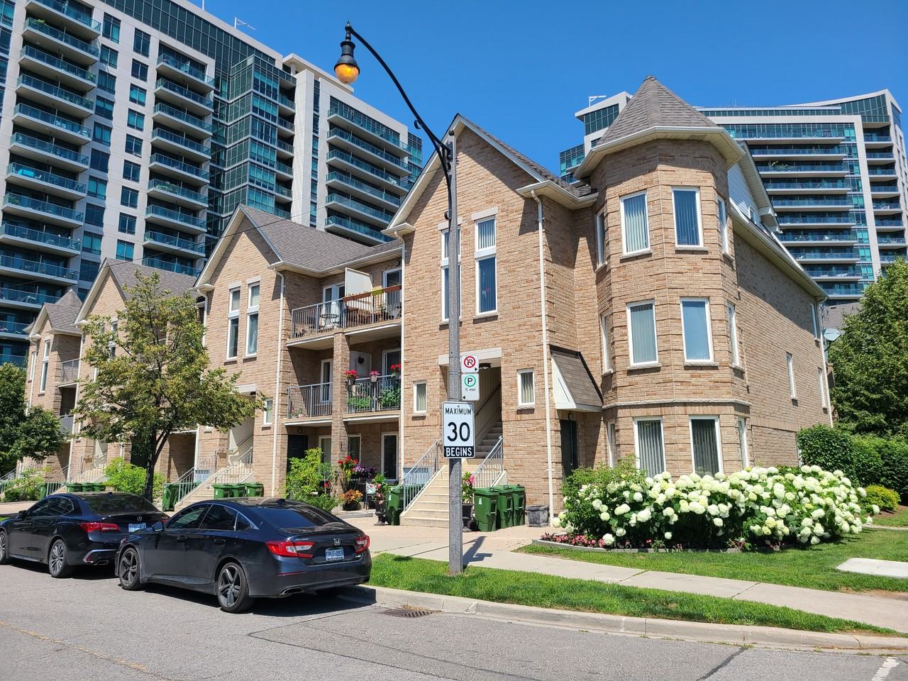 Hyde Park in Leaside - Photo 2 of 11