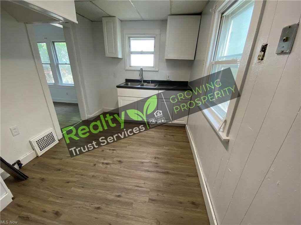 3113 W 71st St - Photo 5 of 15