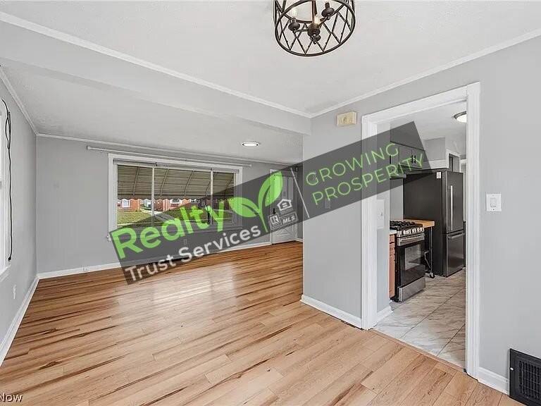 18300 Waterbury Ave - Photo 4 of 24