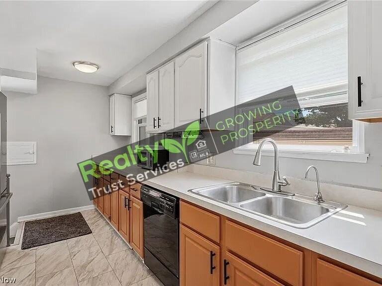 18300 Waterbury Ave - Photo 5 of 24