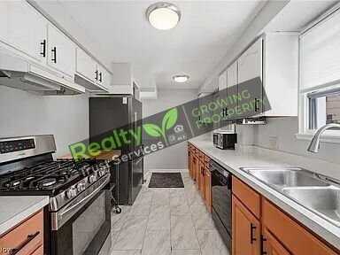18300 Waterbury Ave - Photo 6 of 24