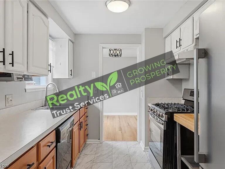 18300 Waterbury Ave - Photo 7 of 24