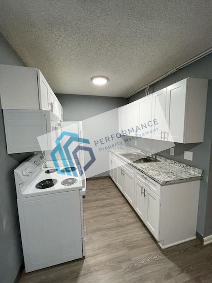 3201 N 41st St #2 - Photo 5 of 9
