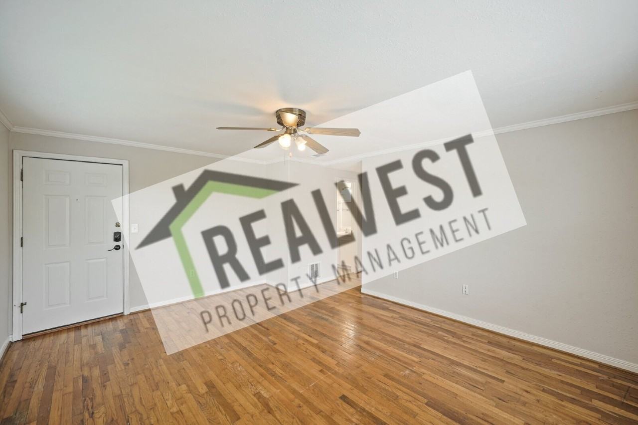 1539 Hawthorne St - Photo 3 of 10