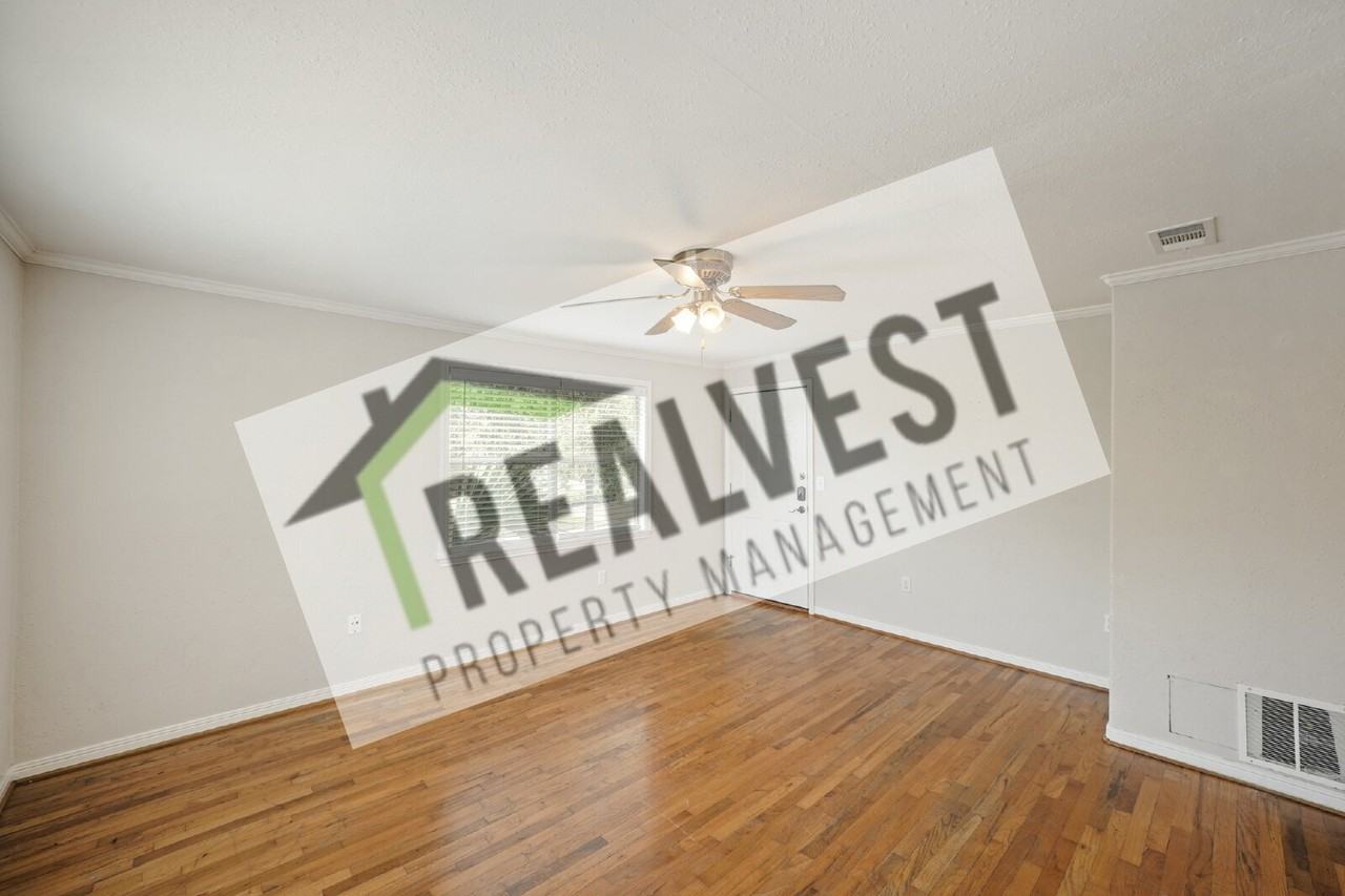1539 Hawthorne St - Photo 4 of 10