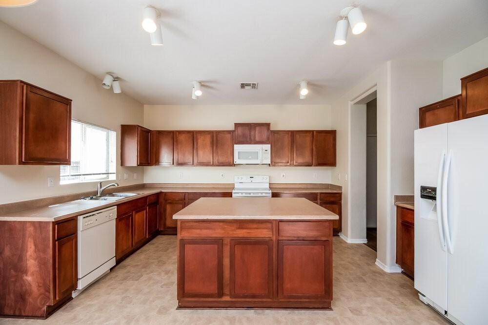 5202 W Apollo Rd - Photo 6 of 14