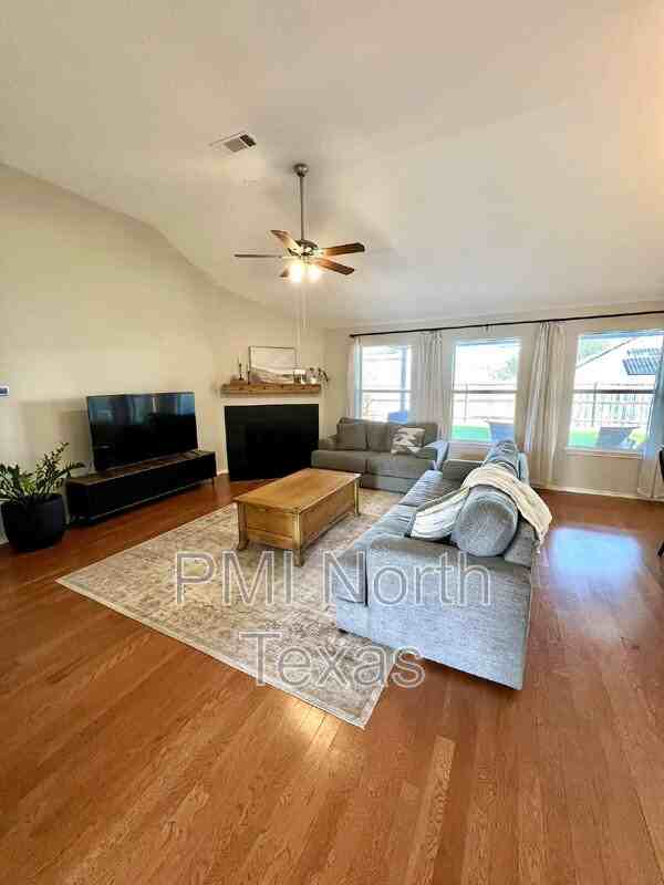 237 Flatwood Dr - Photo 5 of 21