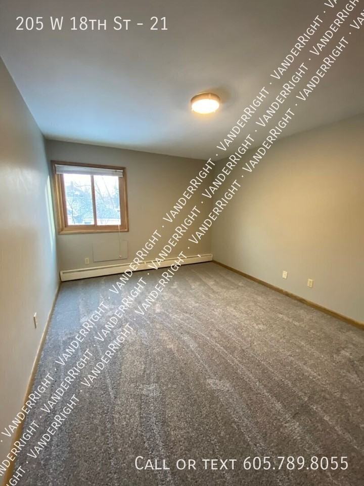205 W 18th St #21 - Photo 5 of 12