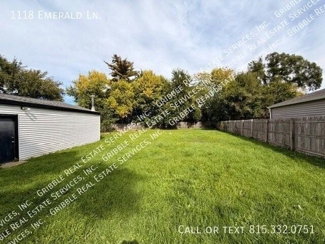 1118 Emerald Ln - Photo 3 of 14