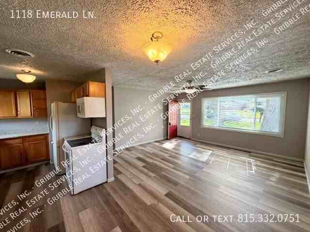 1118 Emerald Ln - Photo 4 of 14