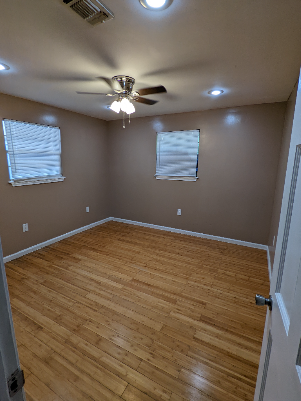 711 Jane St #B - Photo 7 of 8