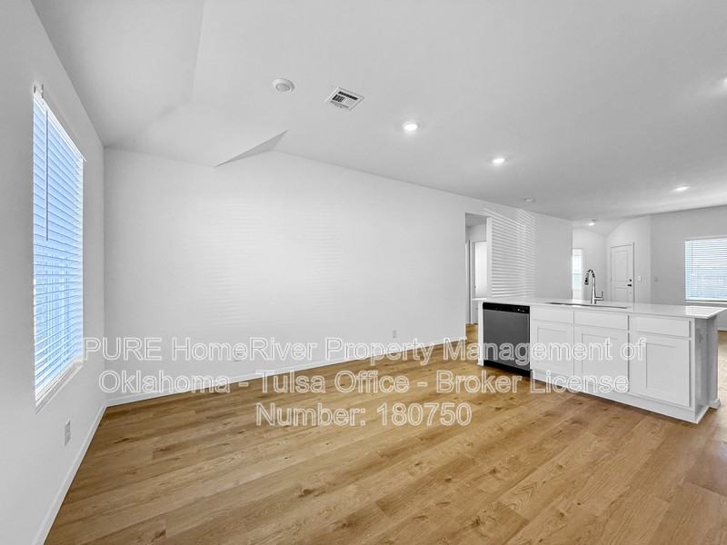 1624 E Gary St - Photo 5 of 25