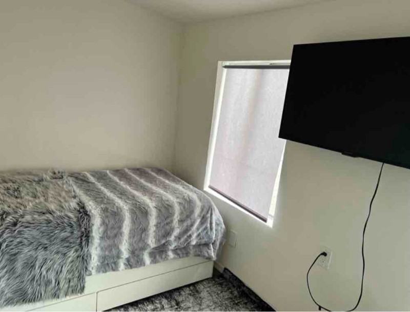 1452 W 20th St #9 - Photo 5 of 9